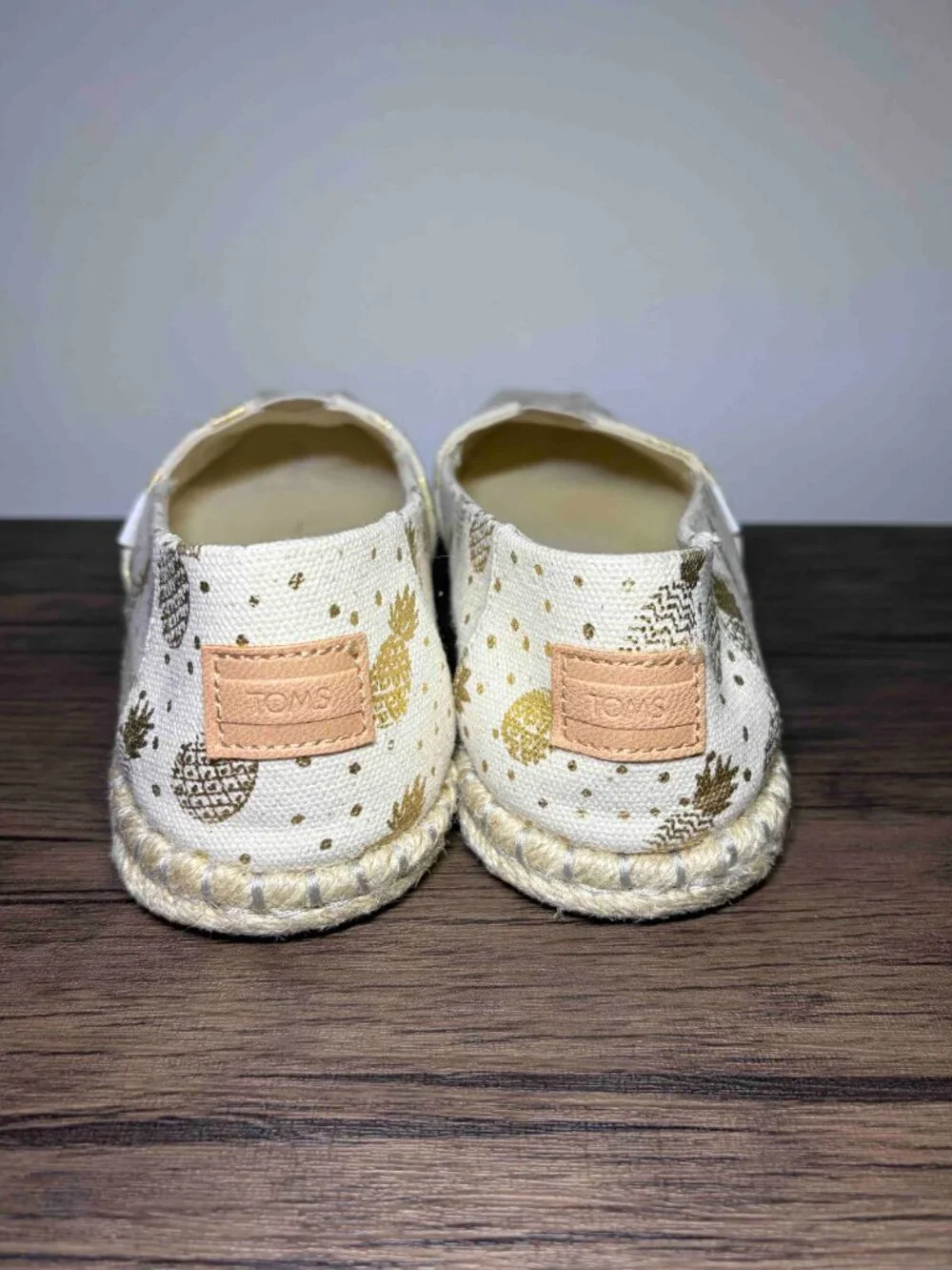 Toms Shoes Alpargatas Gold Pineapples Size 7.5